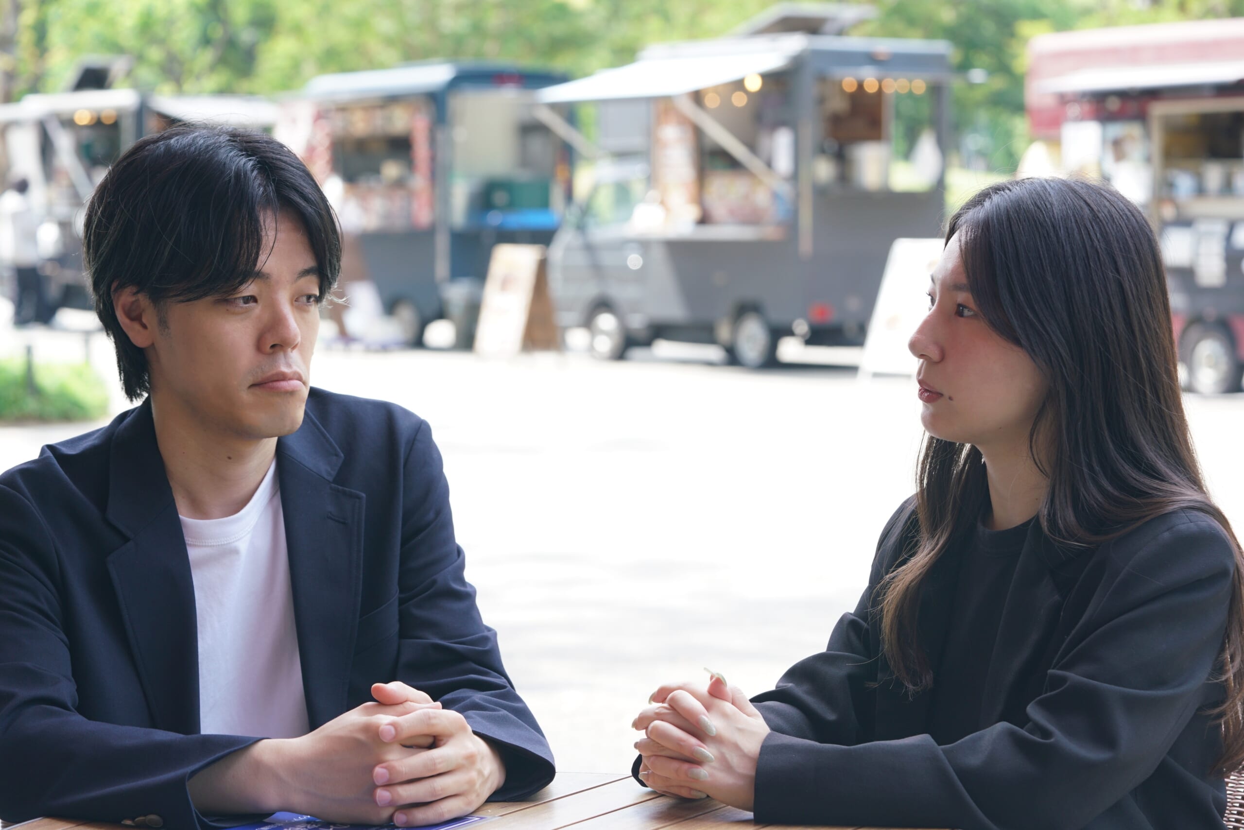 男性がカフェで悩んでいる様子 または「次に繋がらないデート」を象徴する写真