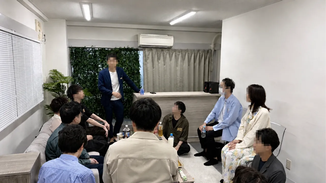飲み会オフ会で、前に立って話している様子