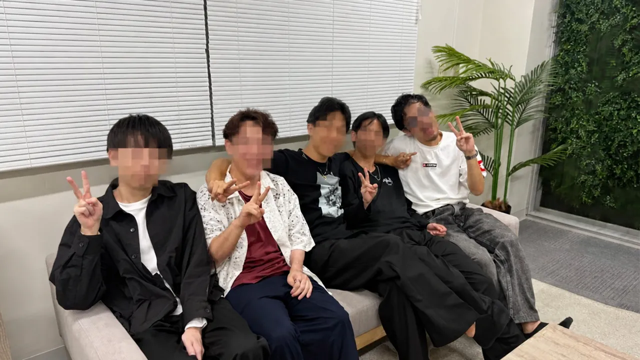 ソファに並んで記念撮影する会員さん