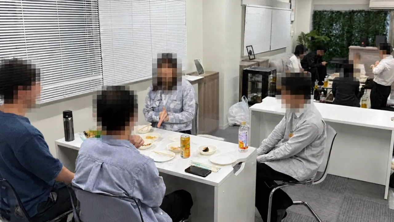 テーブルを囲んで食事をしながら話す会員さん