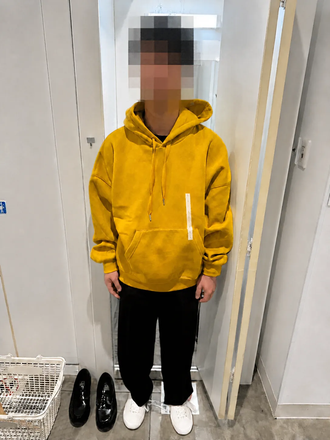 買物同行オフ会で、黄色のパーカーを試着した会員さん