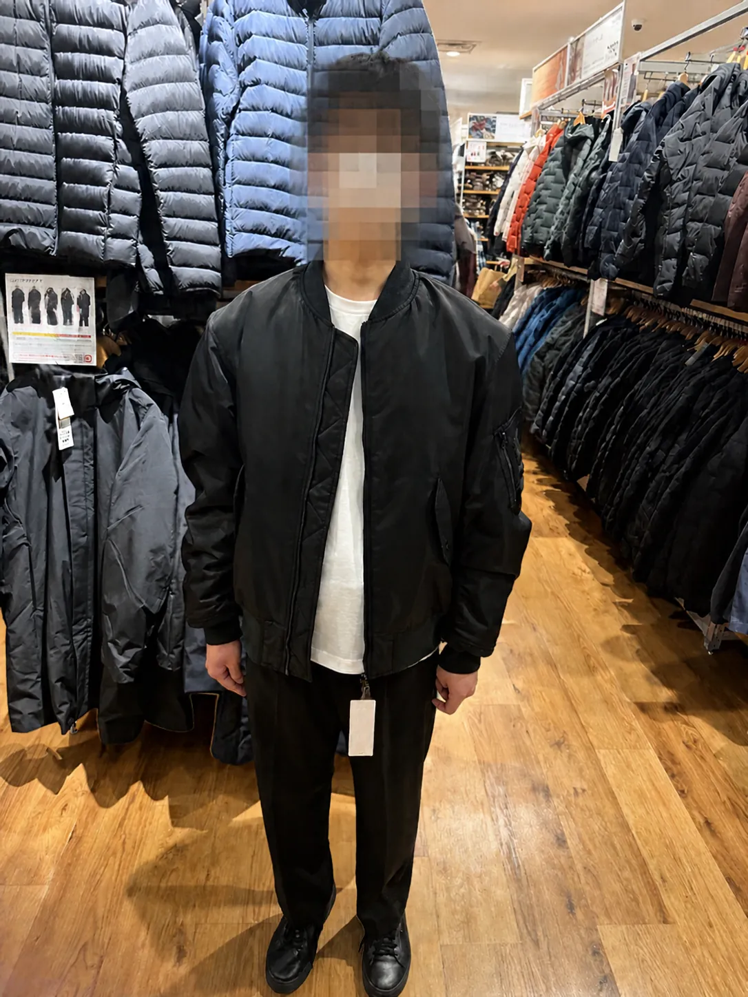 買物同行オフ会で、黒のジャケットを試着した会員さん